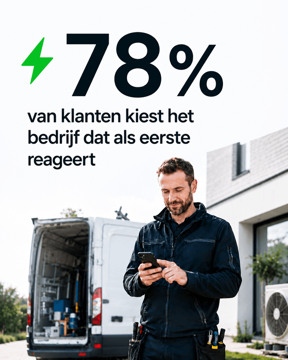 Installateur bekijkt telefoon bij servicewagen - 78% van klanten kiest het bedrijf dat als eerste reageert