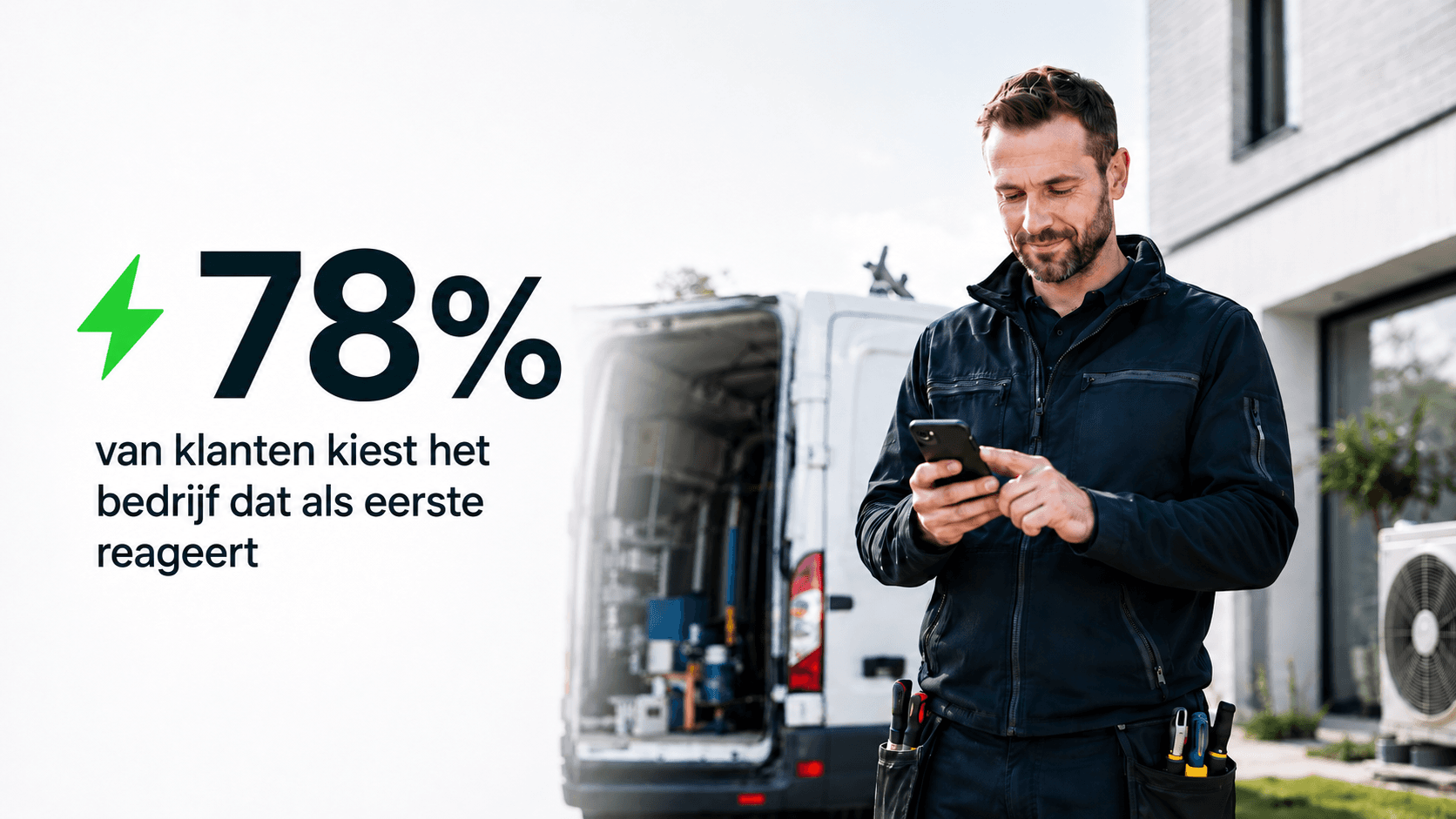 Installateur bekijkt telefoon bij servicewagen - 78% van klanten kiest het bedrijf dat als eerste reageert